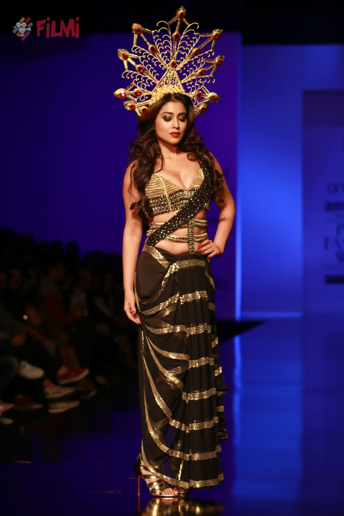 Shriya Saran Walks The Ramp At AIFW 2016