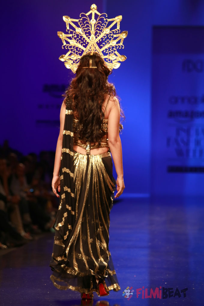 Shriya Saran Walks The Ramp At AIFW 2016