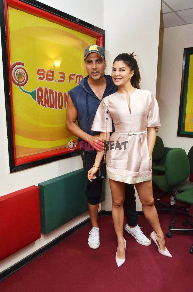 Jacqueline Fernandez And Akshay Kumar At Radio Mirchi For Housefull 3 Promotion