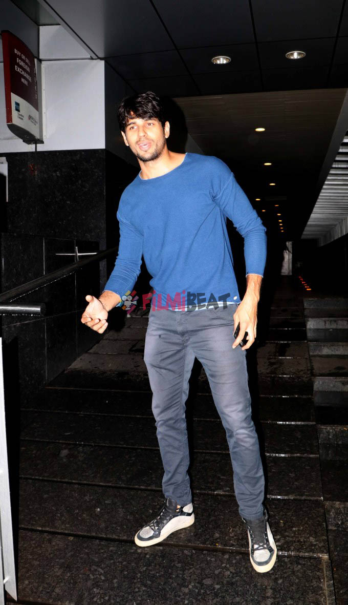 Sidharth Malhotra Spotted With Friends At Hakkasan Restaurant Bandra