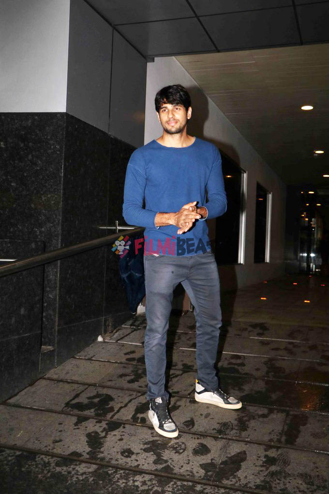 Sidharth Malhotra Spotted With Friends At Hakkasan Restaurant Bandra