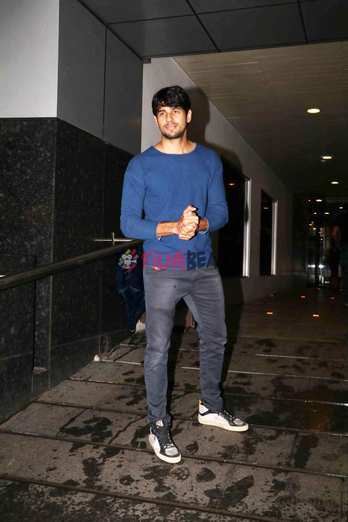 Sidharth Malhotra Spotted With Friends At Hakkasan Restaurant Bandra