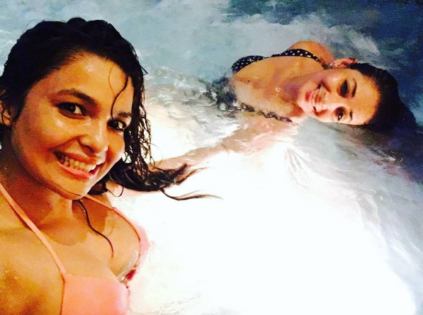 Chitrashi Rawat Holidaying With Friend Shruti Ulfat In Goa