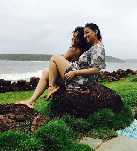 Chitrashi Rawat Holidaying With Friend Shruti Ulfat In Goa