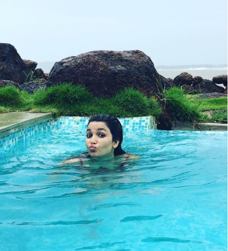 Chitrashi Rawat Holidaying With Friend Shruti Ulfat In Goa