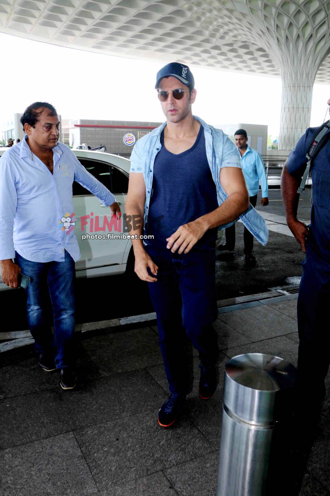 Hrithik Roshan & Pooja Hegde Snapped At Airport Leaving Mohenjo Daro Movie Promotion In Delhi