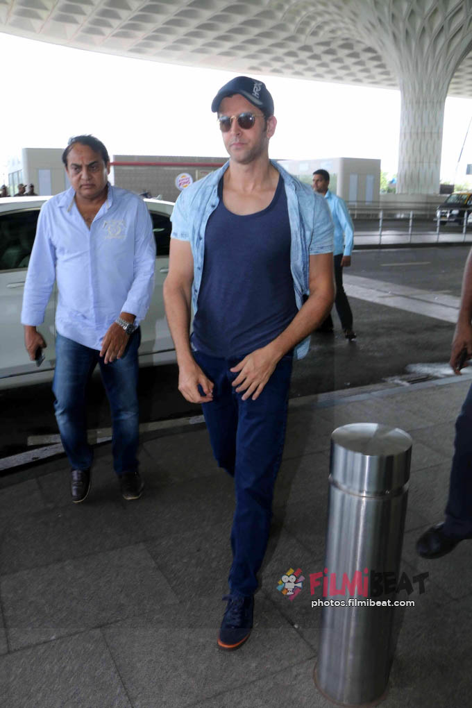 Hrithik Roshan & Pooja Hegde Snapped At Airport Leaving Mohenjo Daro Movie Promotion In Delhi