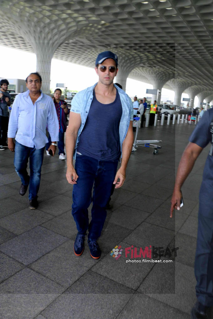 Hrithik Roshan & Pooja Hegde Snapped At Airport Leaving Mohenjo Daro Movie Promotion In Delhi