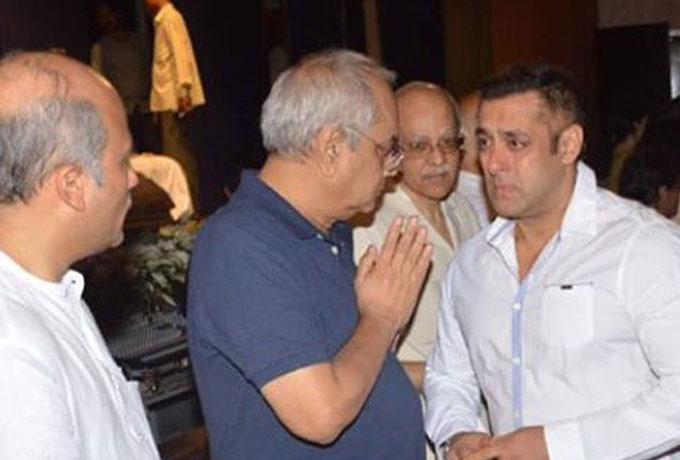 Salman Khan Crying At Rajjat Barjatya Funeral