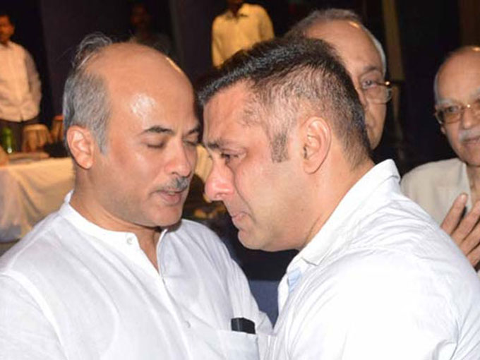Salman Khan Crying At Rajjat Barjatya Funeral