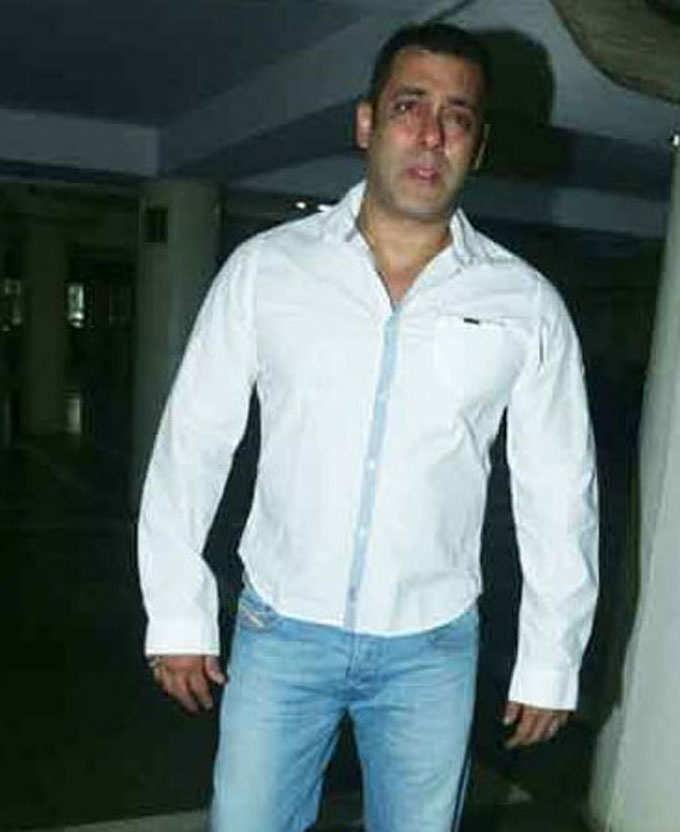 Salman Khan Crying At Rajjat Barjatya Funeral