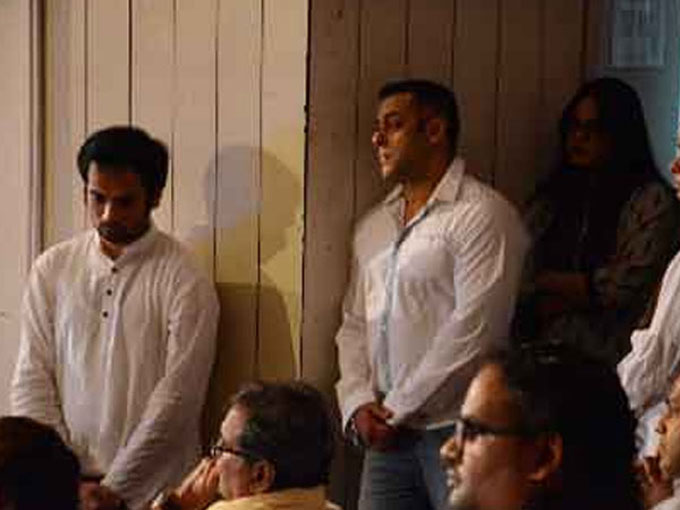 Salman Khan Crying At Rajjat Barjatya Funeral