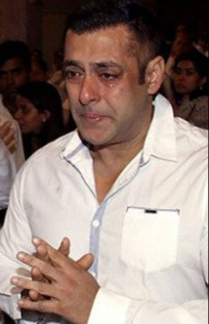 Salman Khan Crying At Rajjat Barjatya Funeral