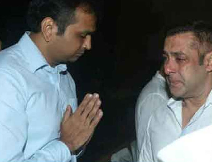 Salman Khan Crying At Rajjat Barjatya Funeral