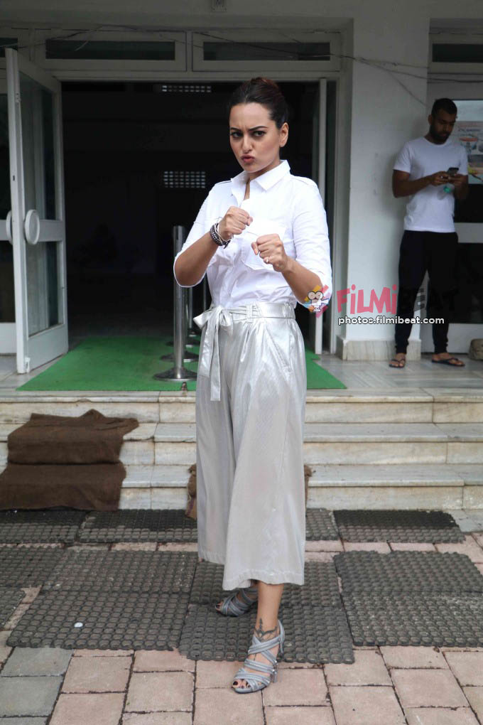 Sonakshi Sinha Felicitates Girls Of Akshay Kumar Karate Academy