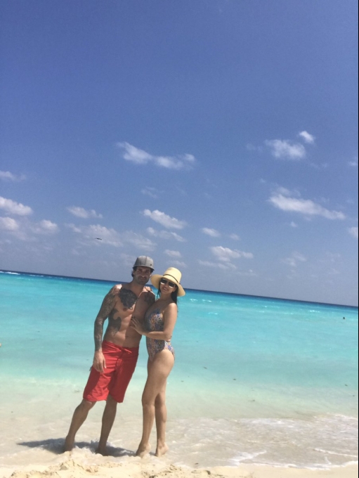 Sunny Leone Enjoys Her Beach Holiday With Her Husband
