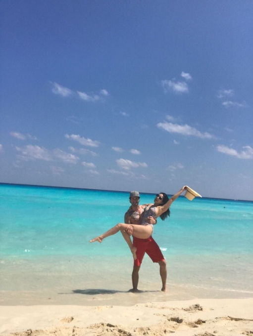Sunny Leone Enjoys Her Beach Holiday With Her Husband