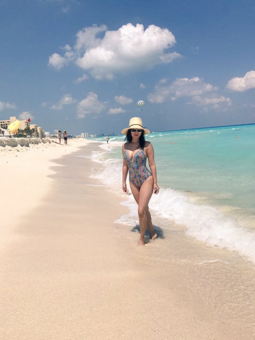 Sunny Leone Enjoys Her Beach Holiday With Her Husband