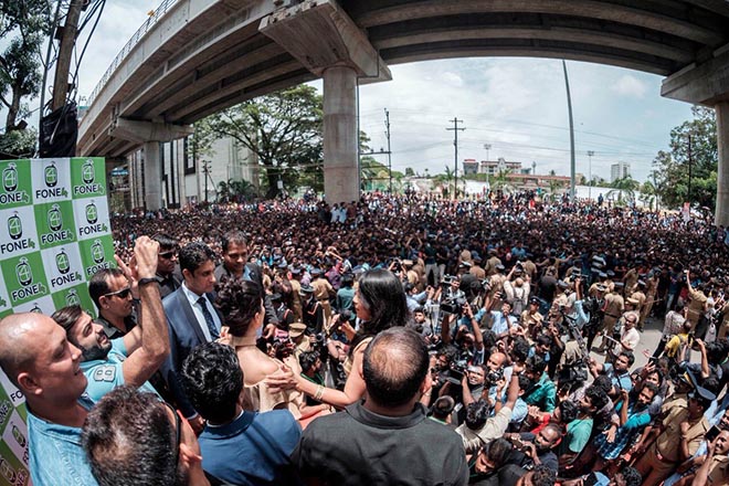 Fans Goes Crazy For Sunny Leone In Kerala