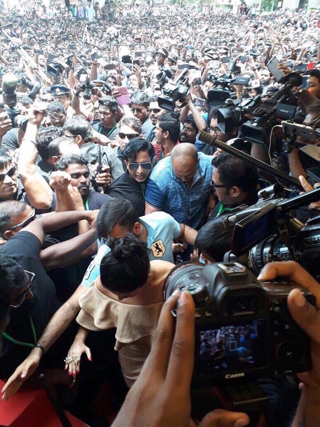 Fans Goes Crazy For Sunny Leone In Kerala