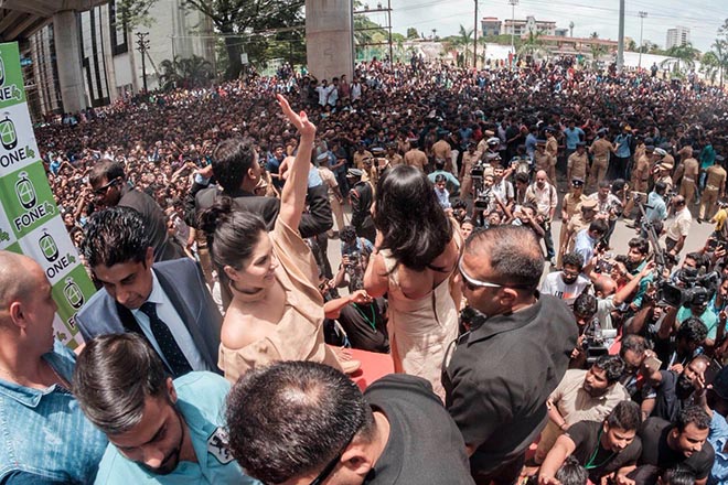 Fans Goes Crazy For Sunny Leone In Kerala