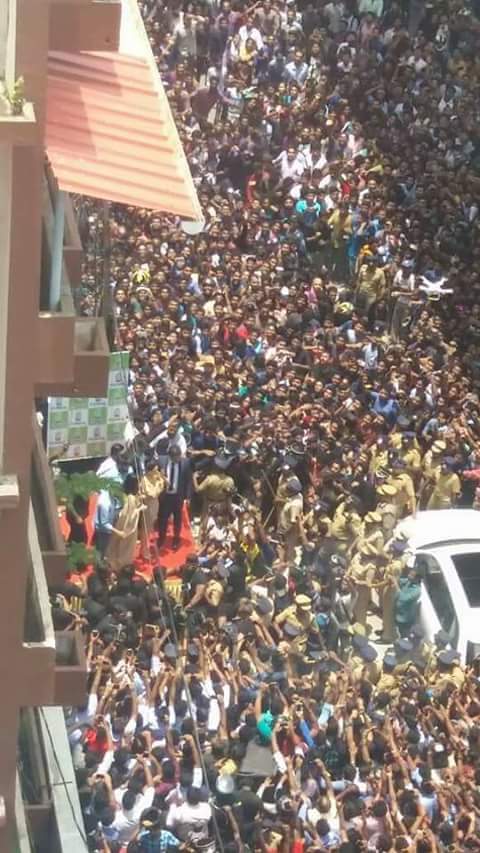 Fans Goes Crazy For Sunny Leone In Kerala