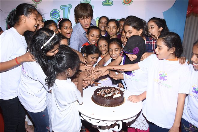 Shahrukh Khan Celebrates Children's Day With Underprivileged Kids