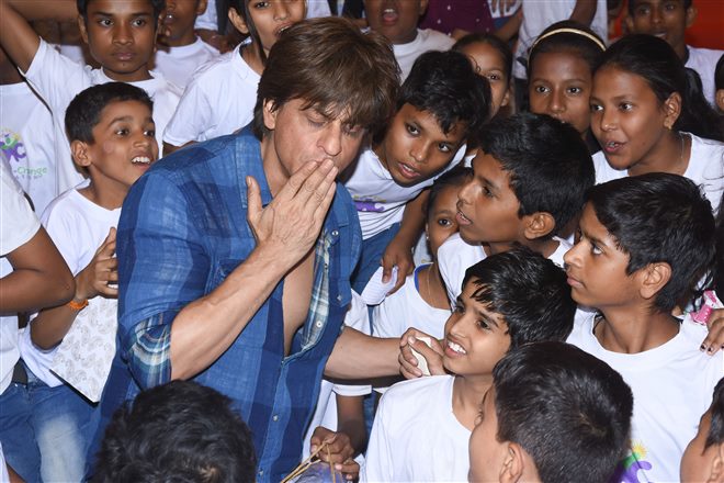Shahrukh Khan Celebrates Children's Day With Underprivileged Kids