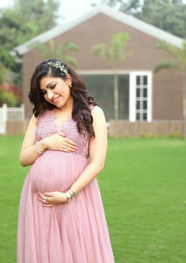 Singer Tulsi Kumar's Maternity Photoshoot With Her Husband Is Too Cute