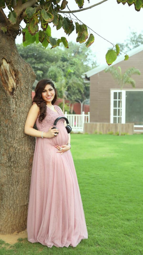 Singer Tulsi Kumar's Maternity Photoshoot With Her Husband Is Too Cute