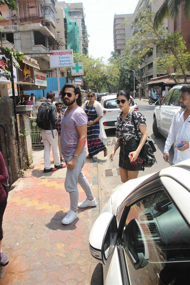Shruti Hassan With Boyfriend Spotted At Farmers Cafe Bandra