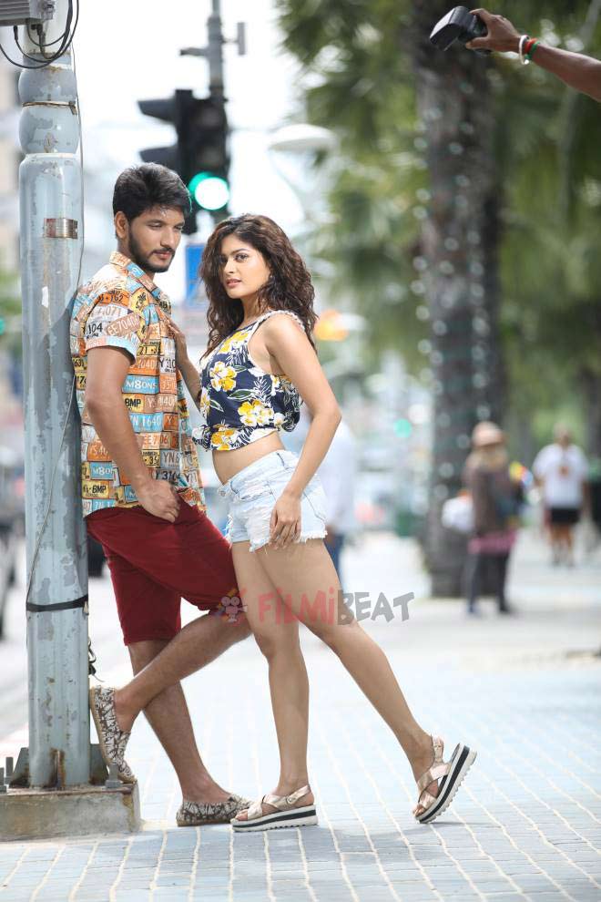 Iruttu Araiyil Murattu Kuthu Tamil Movie Watch Online Iruttu Araiyil Murattu Kuthu Tamil Movie: Pooja, Shooting Stills