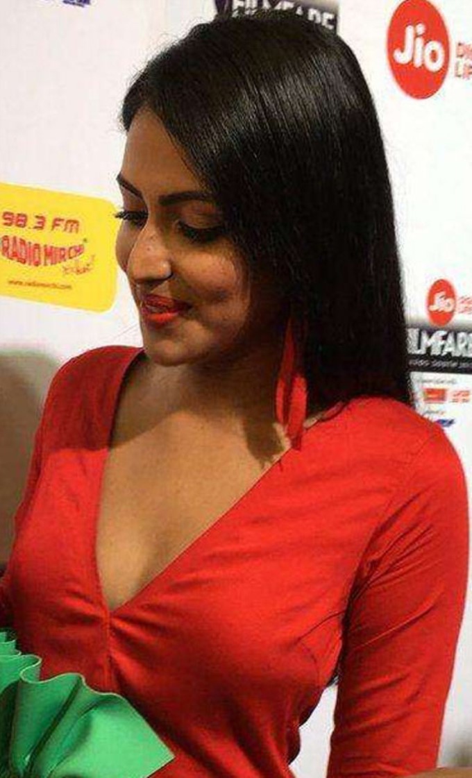 Amala Paul's Latest Instagram Photos With Broken Hand