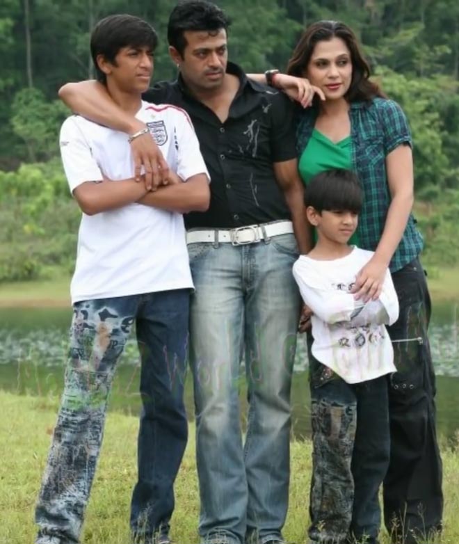 Bigg Boss 2 Tamil Contestant Shariq Hassan Family Photos