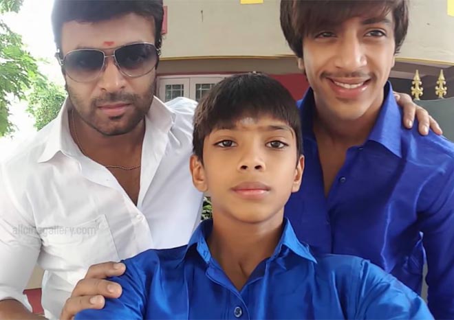 Bigg Boss 2 Tamil Contestant Shariq Hassan Family Photos