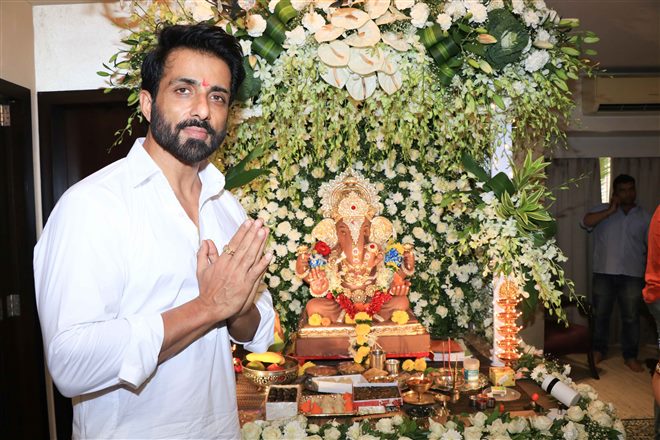 Sonu Sood Celebrates Ganesh Chaturthi 2018 With His Family