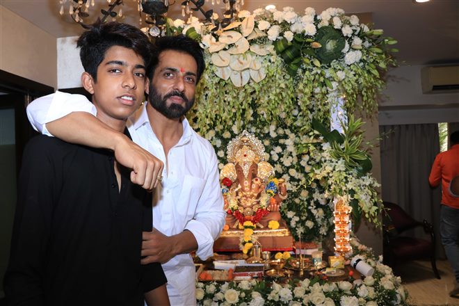 Sonu Sood Celebrates Ganesh Chaturthi 2018 With His Family