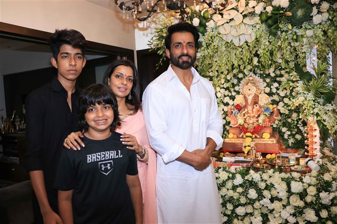 Sonu Sood Celebrates Ganesh Chaturthi 2018 With His Family