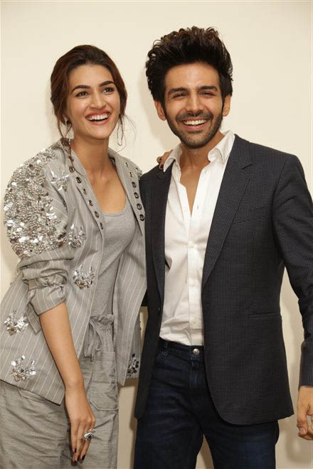 Kartik Aaryan And Kriti Sanon Promote Luka Chupi In New Delhi