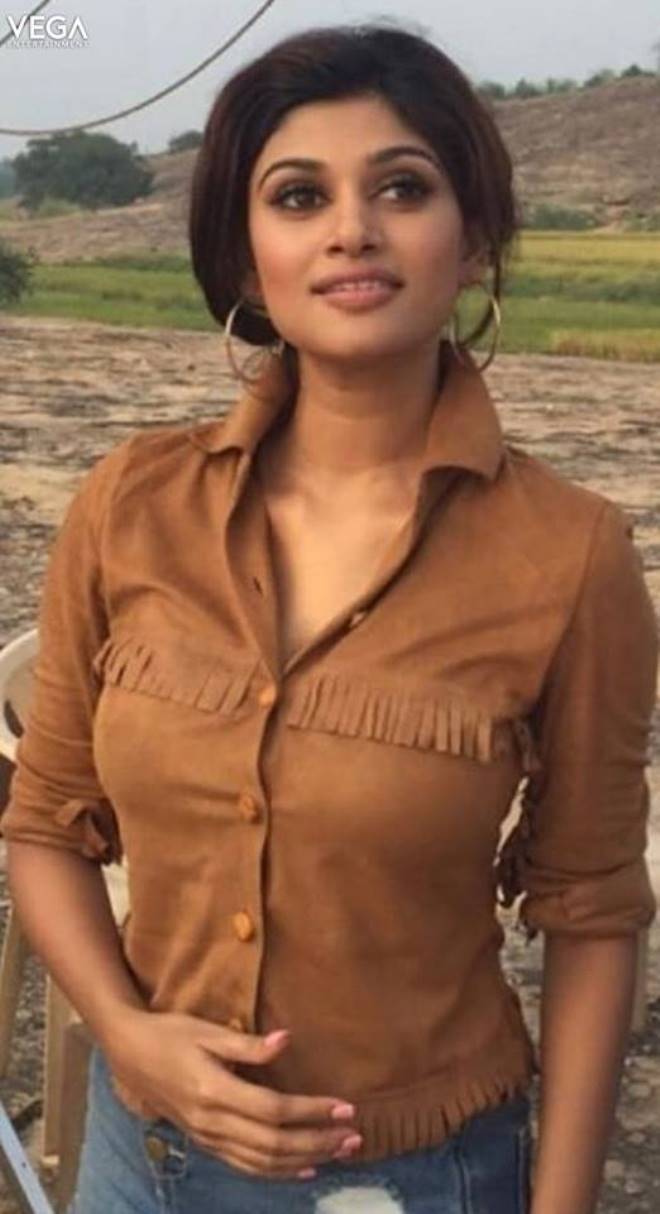 Oviya Leaked Personal Life