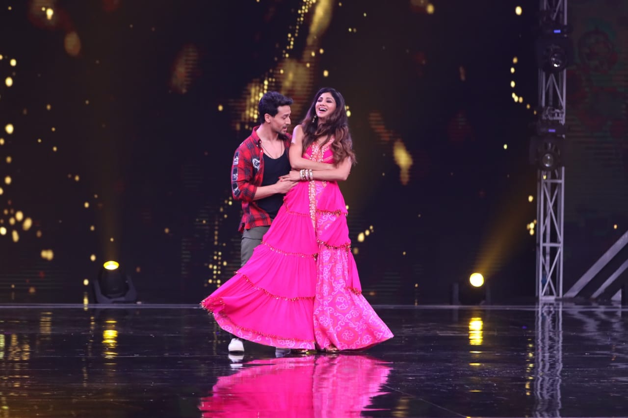 Tiger Shroff, Ananya Pandey & Tara Sutaria Promote 'SOTY2' on sets of Super Dancer Chapter 3