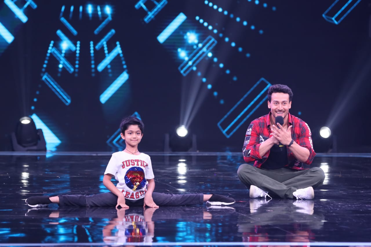 Tiger Shroff, Ananya Pandey & Tara Sutaria Promote 'SOTY2' on sets of Super Dancer Chapter 3