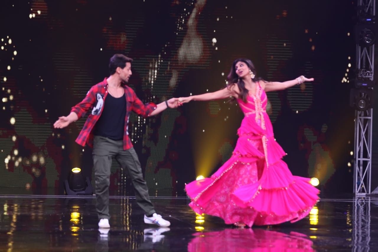 Tiger Shroff, Ananya Pandey & Tara Sutaria Promote 'SOTY2' on sets of Super Dancer Chapter 3