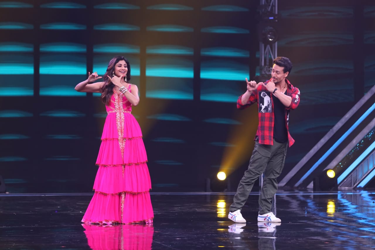 Tiger Shroff, Ananya Pandey & Tara Sutaria Promote 'SOTY2' on sets of Super Dancer Chapter 3