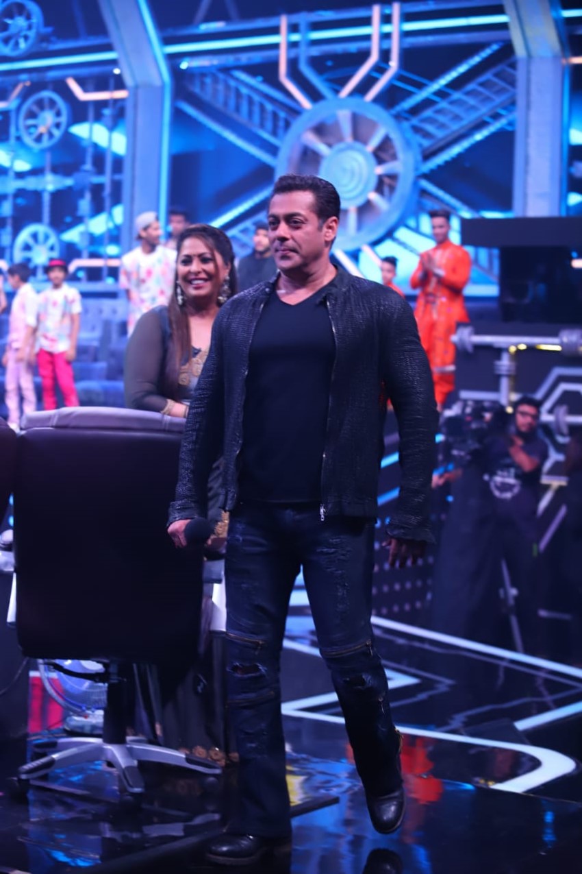 Salman Khan & Katrina Kaif Promote 'Bharat' on sets of Super Dancer Chapter 3