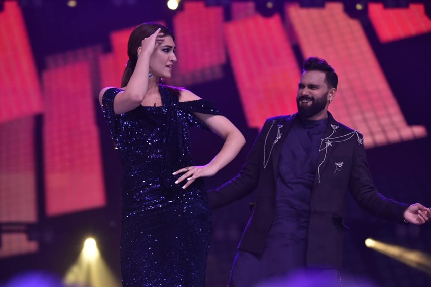 Diljit Dosanjh and Kriti Sanon Promote 'Arjun Patiala' on sets of Dance India Dance