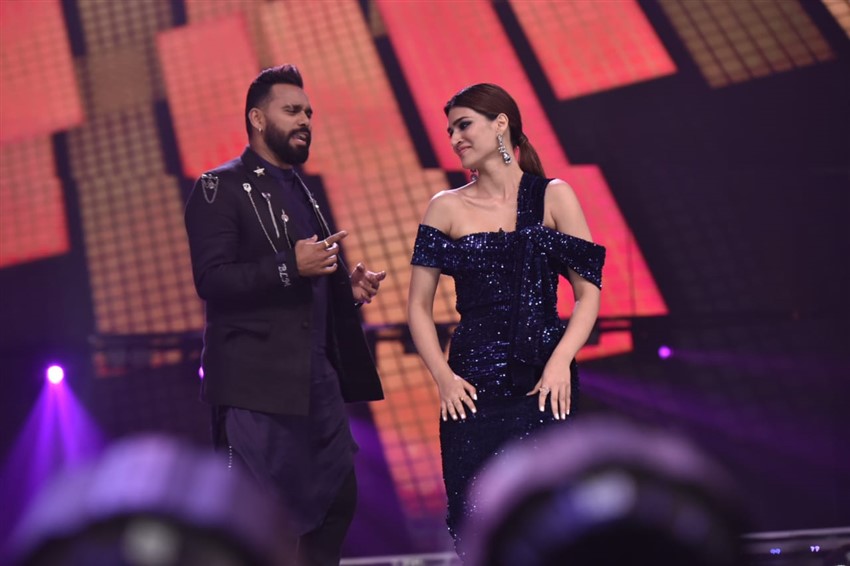 Diljit Dosanjh and Kriti Sanon Promote 'Arjun Patiala' on sets of Dance India Dance