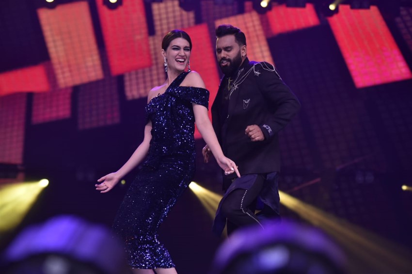 Diljit Dosanjh and Kriti Sanon Promote 'Arjun Patiala' on sets of Dance India Dance