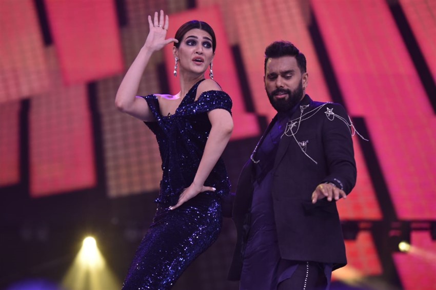 Diljit Dosanjh and Kriti Sanon Promote 'Arjun Patiala' on sets of Dance India Dance