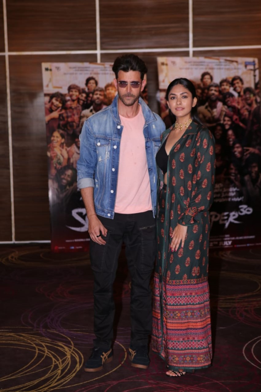 Hrithik Roshan and Mrunal Thakur promotes Super 30 with NGO Kids